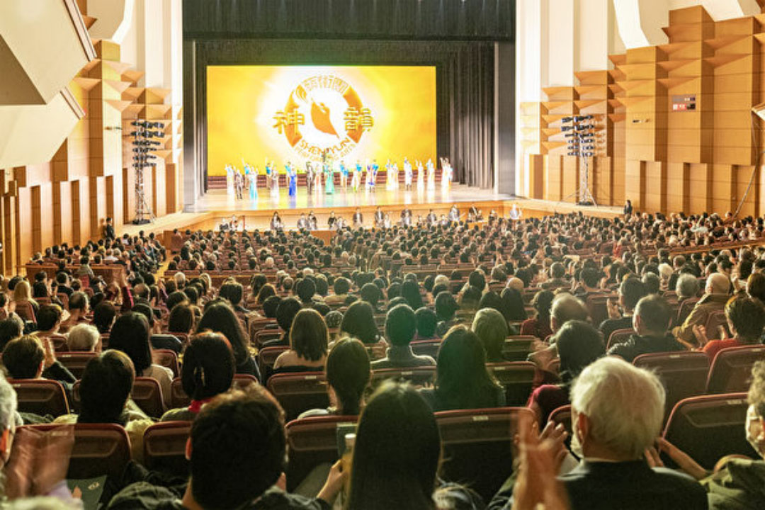 图1:二零二四年一月二十九日,神韵纽约艺术团在东京文京市民音乐厅(Bunkyo Civic Hall)首场演出大爆满,一票难求,主办方不得不开放原本不卖的座位以满足观众的需求。(大<span style='max-width:0px!important;margin-left:-4px;color:#eee!important;'>.</span>纪<span style='max-width:0px!important;margin-left:-4px;color:#eee!important;'>.</span>元<span style='max-width:0px!important;margin-left:-4px;color:#eee!important;'>;</span>)