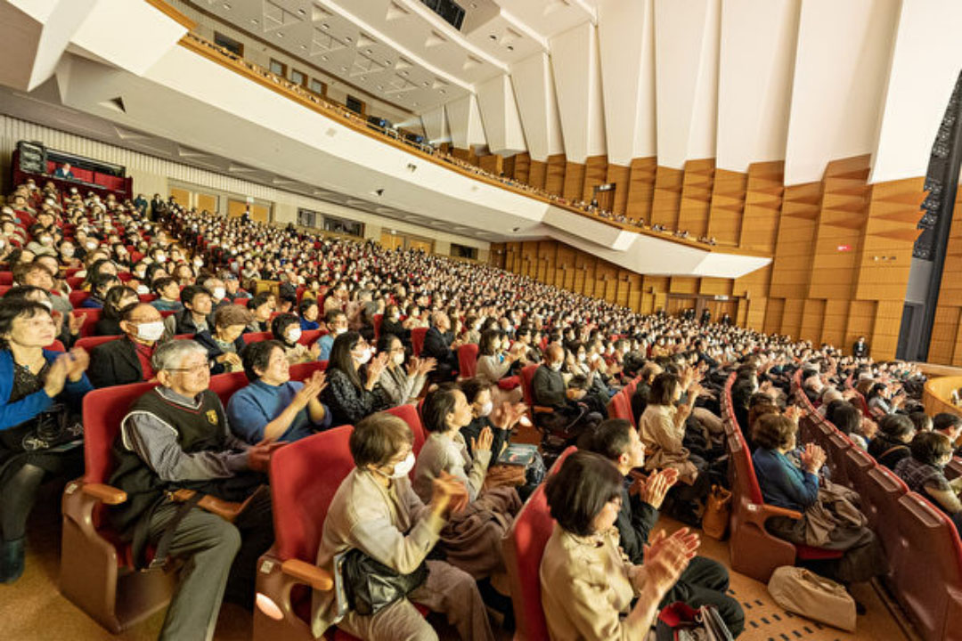 图2:二零二四年一月三十一日,神韵纽约艺术团在东京文京市民音乐厅(Bunkyo Civic Hall)举行了第四场演出,也是最后一场演出。票房依旧火爆,出现连续四场全部大爆满的盛况。当天的演出一票难求,主办方除了开放预定之外的座位,还不得不追加临时座位,以此满足观众观看神韵的热情。(大<span style='max-width:0px!important;margin-left:-4px;color:#eee!important;'>.</span>纪<span style='max-width:0px!important;margin-left:-4px;color:#eee!important;'>.</span>元<span style='max-width:0px!important;margin-left:-4px;color:#eee!important;'>;</span>)