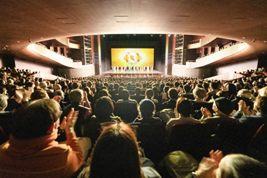 图4:二零二四年二月六日,神韵纽约艺术团在札幌文化艺术剧场Hitaru(Sapporo Cultural Arts Theater Hitaru)进行了两场演出,这是神韵首次莅临北海道,两场演出爆满。(大<span style='max-width:0px!important;margin-left:-4px;color:#eee!important;'>.</span>纪<span style='max-width:0px!important;margin-left:-4px;color:#eee!important;'>.</span>元<span style='max-width:0px!important;margin-left:-4px;color:#eee!important;'>;</span>)