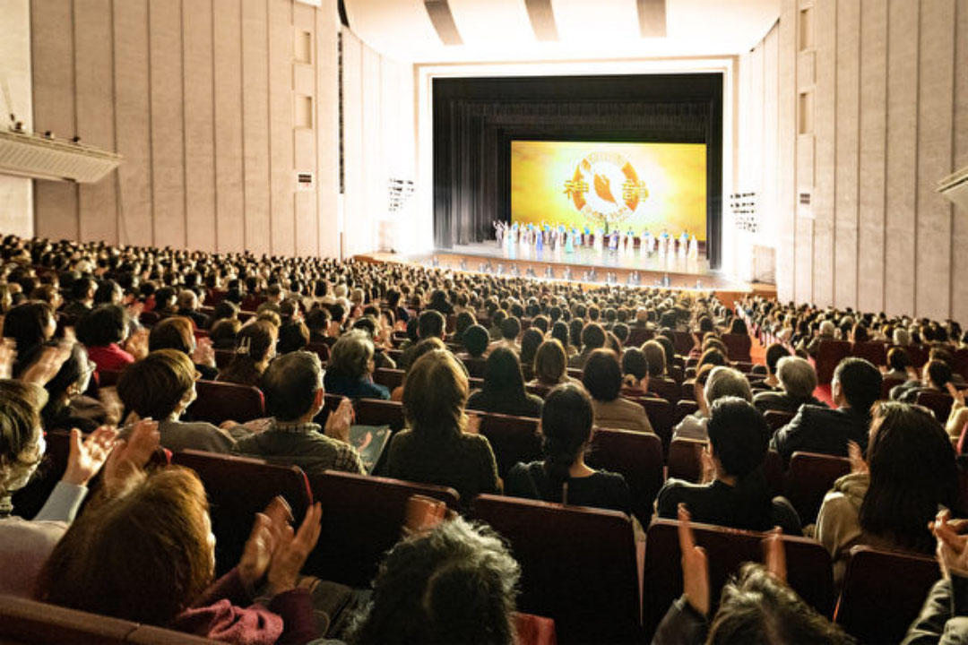 图5:二零二四年二月十六日下午,神韵纽约艺术团在福冈太阳宫音乐厅(Fukuoka Sunpalace Hall)的第三场演出、也是神韵日本巡回演出的最后一场演出,再度大爆满,演出在观众的热烈掌声中落下帷幕。(大<span style='max-width:0px!important;margin-left:-4px;color:#eee!important;'>.</span>纪<span style='max-width:0px!important;margin-left:-4px;color:#eee!important;'>.</span>元<span style='max-width:0px!important;margin-left:-4px;color:#eee!important;'>;</span>)