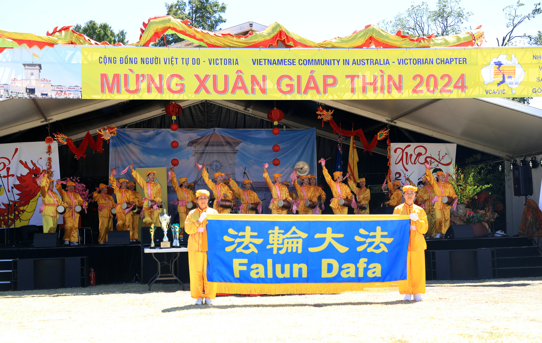 图3:法轮功学员在富茨克雷公园(Footscray Park)举办的新年庆典上,表演了腰鼓。