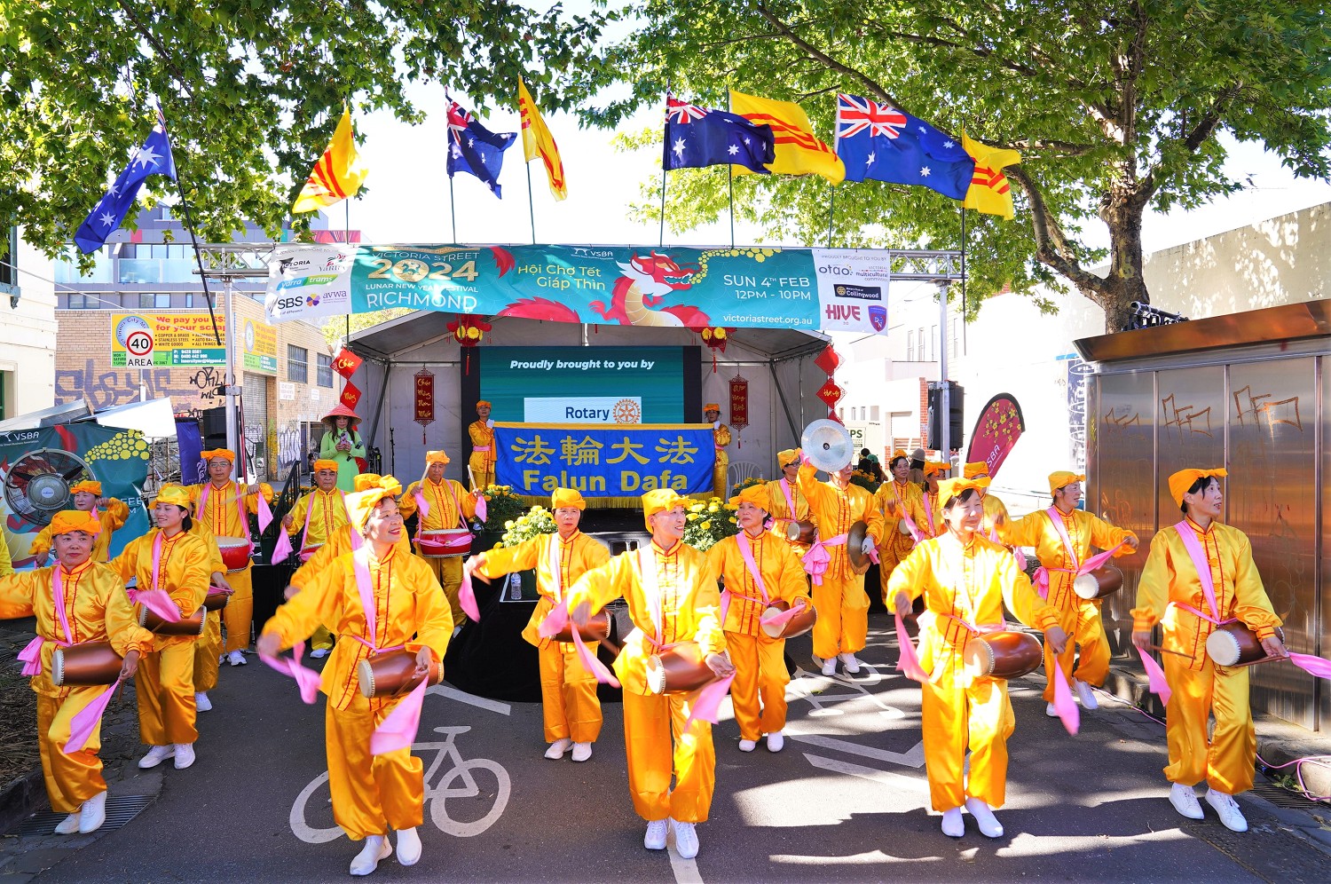 图4:二零二四年二月四日,法轮功学员在墨尔本里士满(Richmond)区举行的龙年新年庆典活动上表演腰鼓。