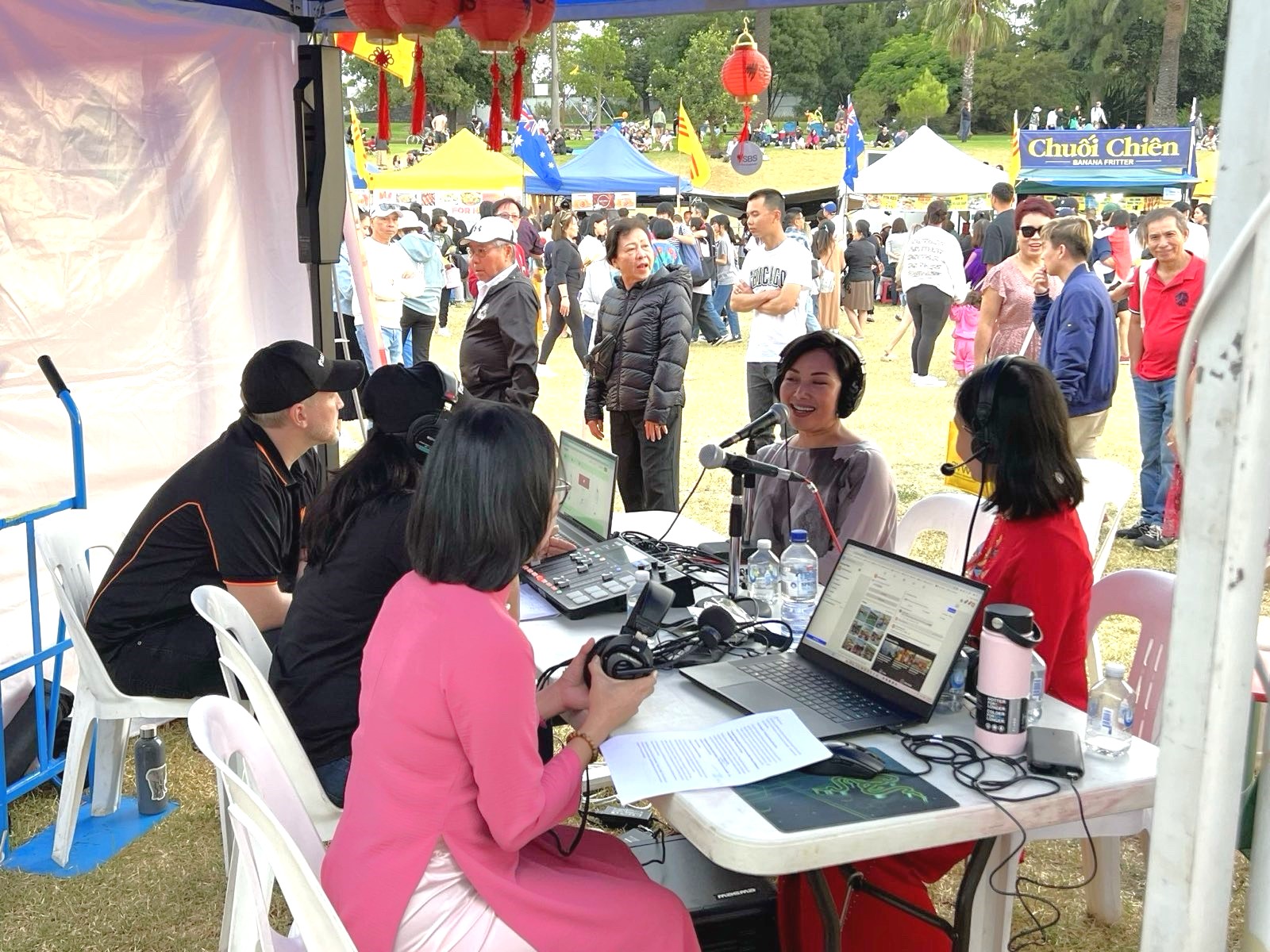 图8:二月十八日,一家医疗保健诊所的老板、法轮功学员范梅(Mai Pham,右二)接受了澳洲知名媒体SBS越南语节目的采访。