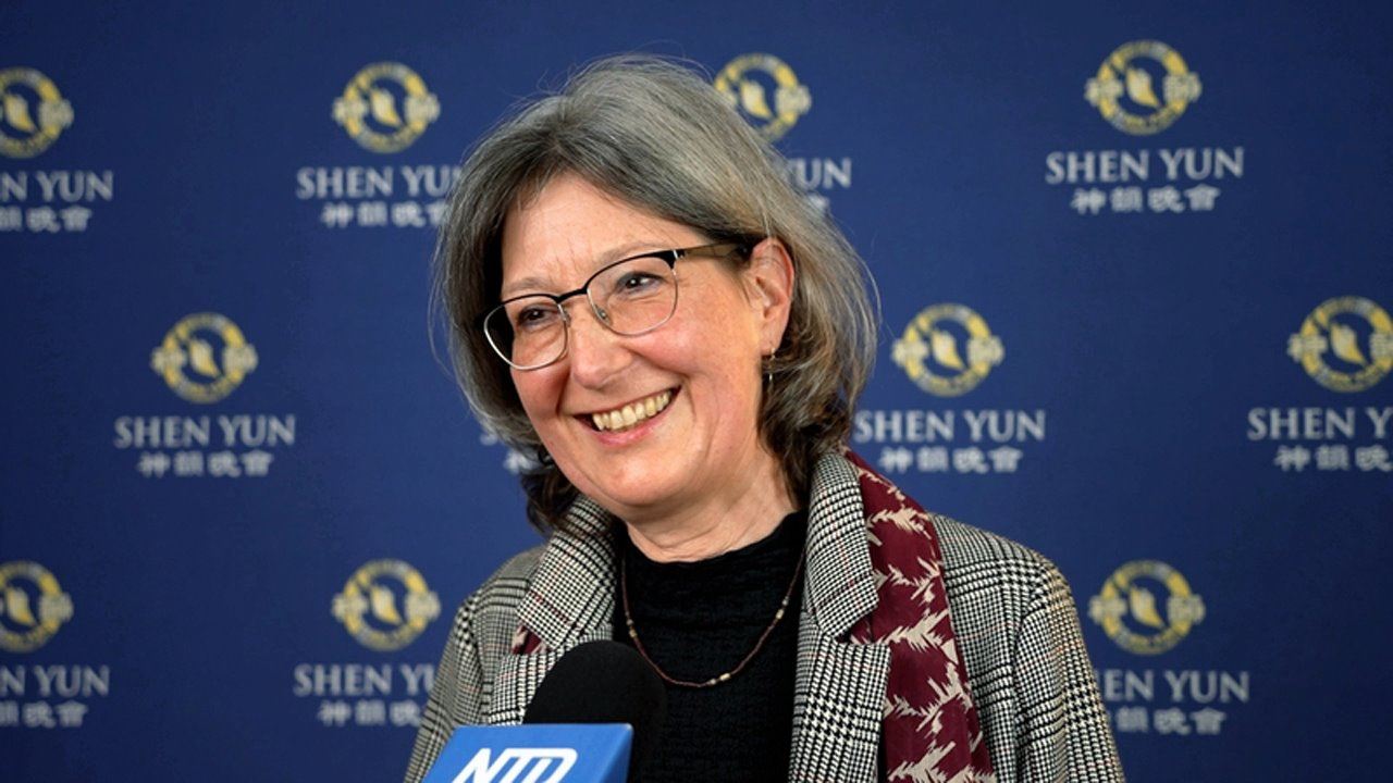 '图10:前巴符州地区文化局长刘易斯·谢弗-格鲁勒(Maria-Luise Schäfer-Gruler)赞神韵:“很了不起,真的是一部艺术巨作。编舞,服饰,音乐,我觉得一切都协调得无比出色。”'