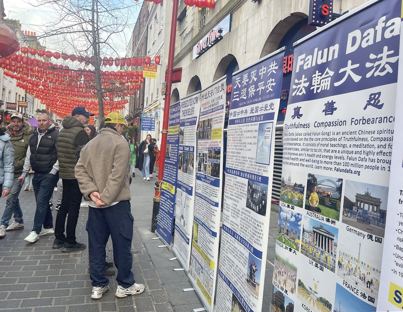 '图2:人们观看真相展板。'