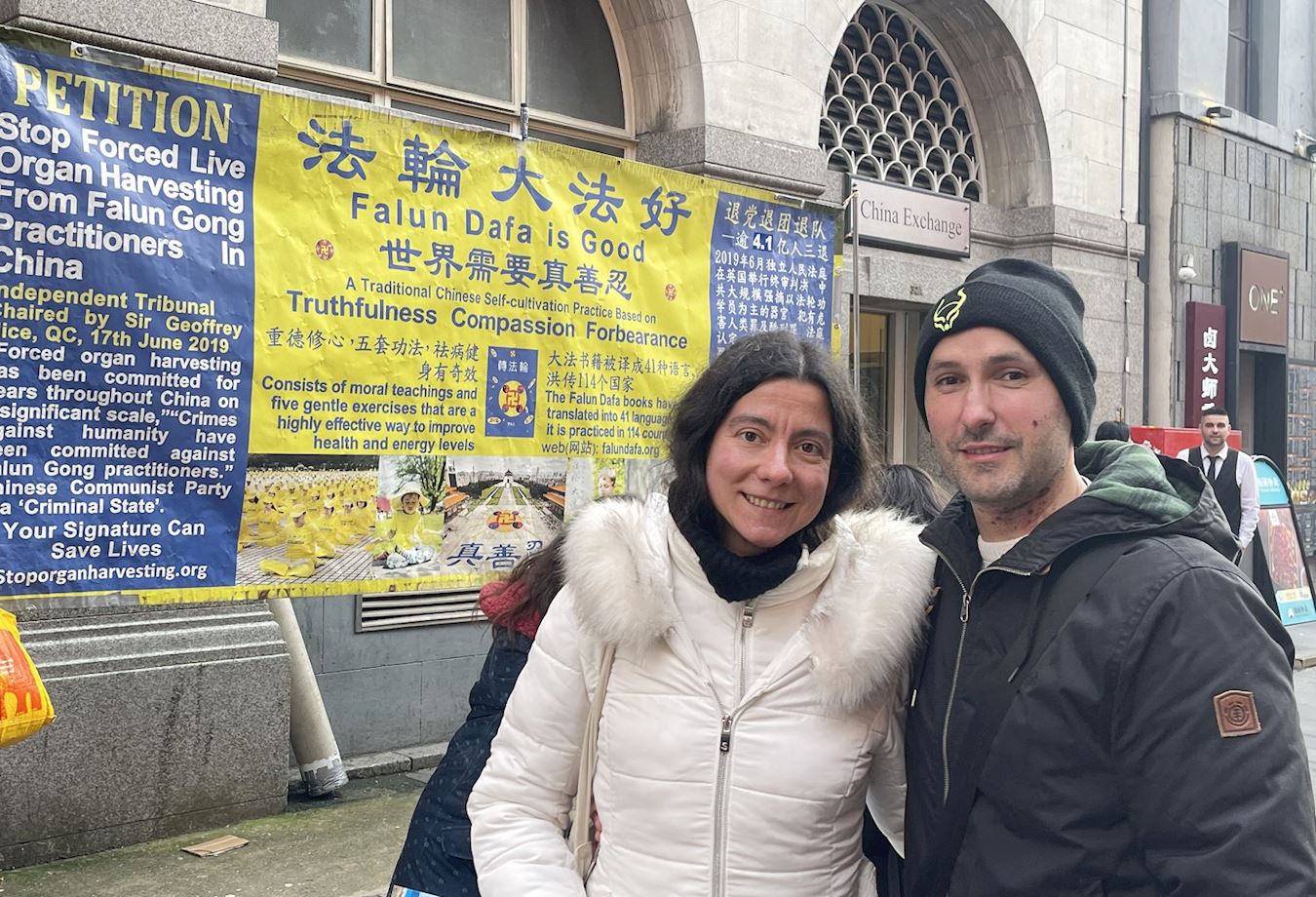 '图3:西班牙医生格梅(左)的一个朋友曾在中国工作,是西班牙代表,告诉她中共迫害法轮功是错的。'