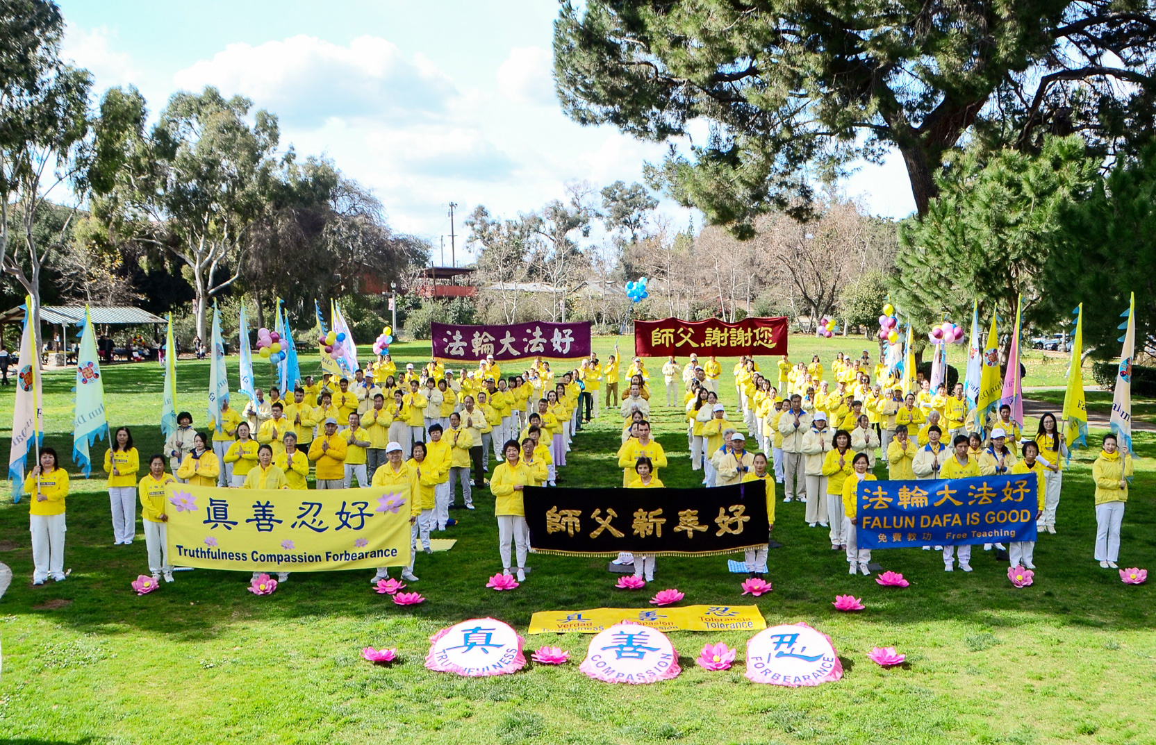 图1:二零二四年二月三日,洛杉矶部份法轮功学员齐聚在华人区圣盖博市的文森特卢果公园(Vincent Lugo Park),向李洪志师父恭贺新年。