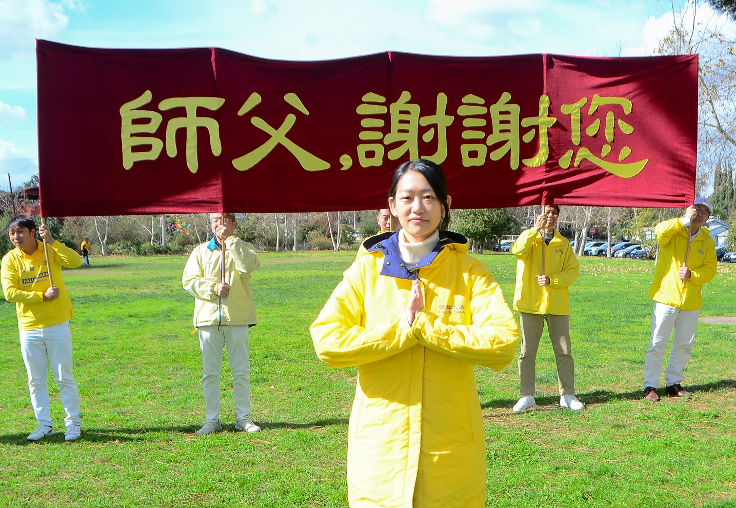图6:从圣地亚哥加大(UCSD)经济专业毕业的蒂娜(Tina Deng)祝师父新年快乐!