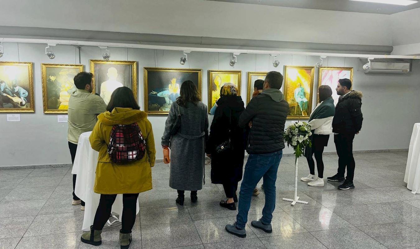 '图1:二零二四年二月十六日至二十五日,“真善忍国际美展”在土耳其伊斯坦布尔巴克尔柯伊市(Bakırköy)的尤努斯·埃姆雷文化中心(Yunus Emre Cultural Center)举办。观众表示,美展上的作品内涵深邃,引人深思。'