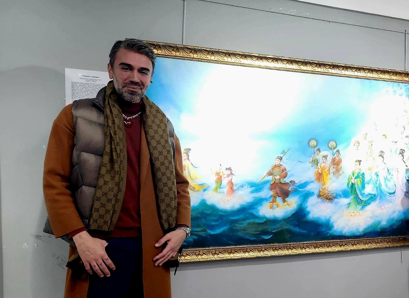 '图3:凯末尔·多古鲁(Kemal Doğulu)来参观真善忍美展。'