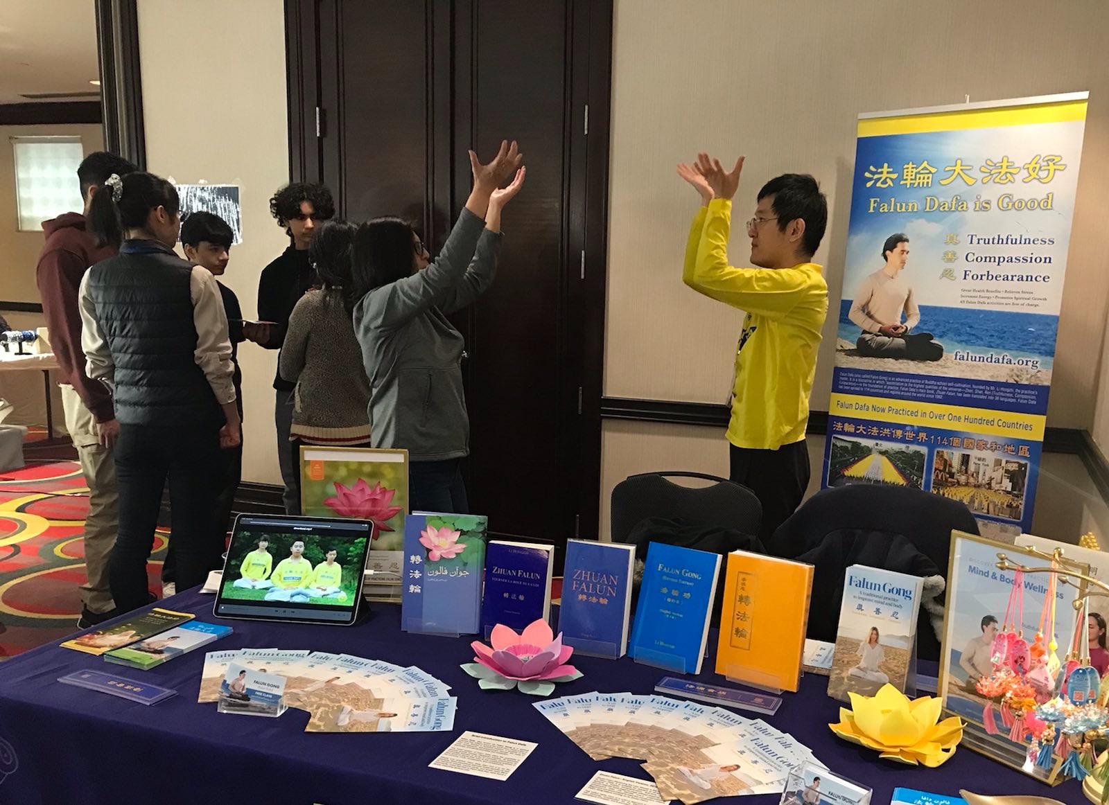 图1~3:法轮功学员参加超自然科学展,人们驻足了解法轮功