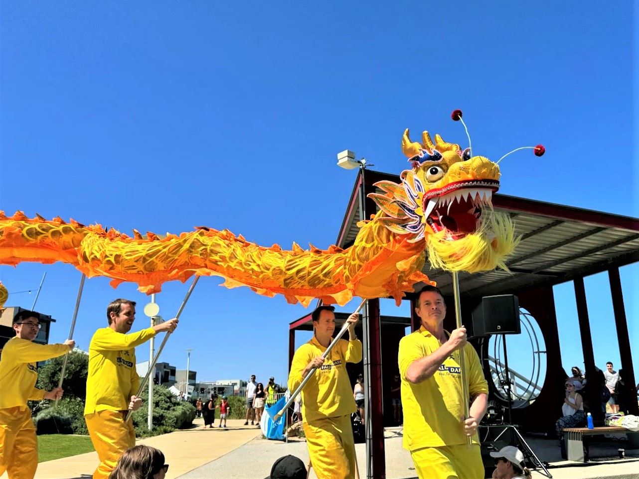 '图4:法轮功学员在“库吉活力(Coogee Live)”活动中表演舞龙。'