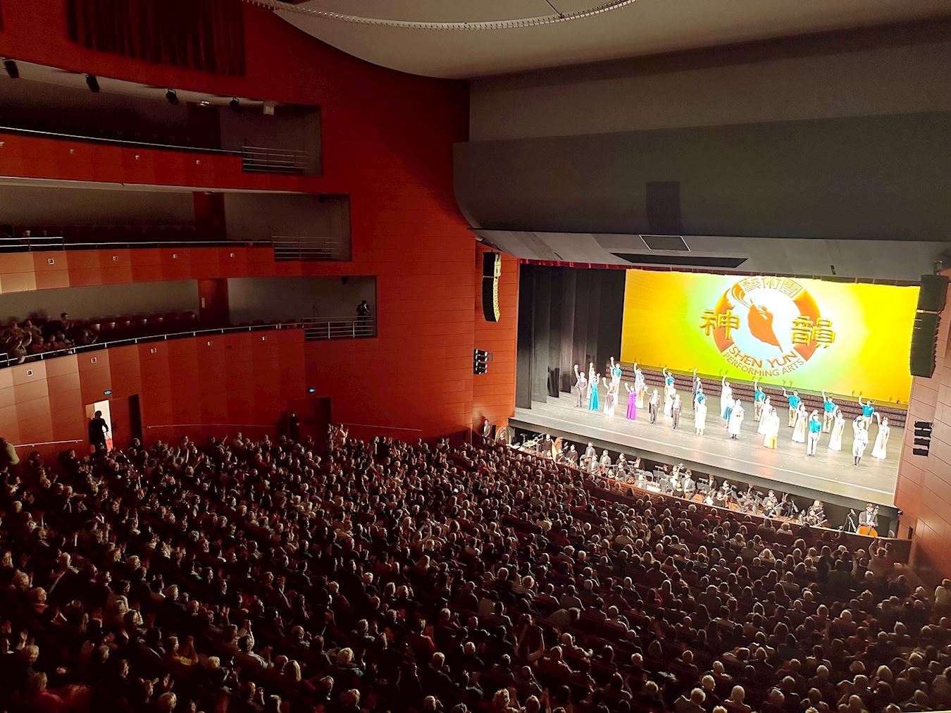 '图1:二零二四年三月四日至六日,美国神韵新纪元艺术团在薰衣草的故乡——法国东南部的普罗旺斯地区艾克斯大剧院上演了四场演出,场场大爆满,演员在热烈的掌声中三次谢幕。图为三月五日下午场演出现场大爆满的盛况。(明慧网)'