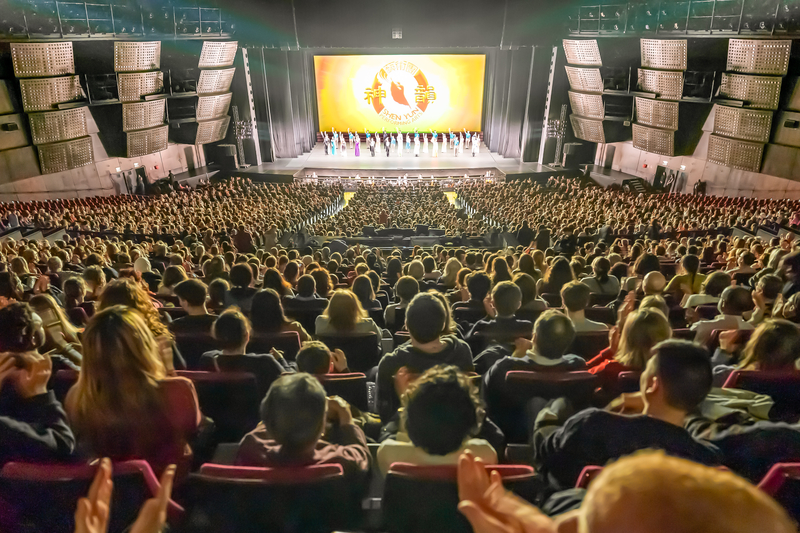 图8:二零二四年二月二十七日至三月二日,美国神韵艺术团在巴黎进行了本演季在当地的第一轮、五天七场演出,场场大爆满。图为三月二日下午场演出结束时,观众向神韵艺术家报以热烈的掌声致意。(大<span style='max-width:0px!important;margin-left:-4px;color:#eee!important;'>.</span>纪<span style='max-width:0px!important;margin-left:-4px;color:#eee!important;'>.</span>元<span style='max-width:0px!important;margin-left:-4px;color:#eee!important;'>;</span>)