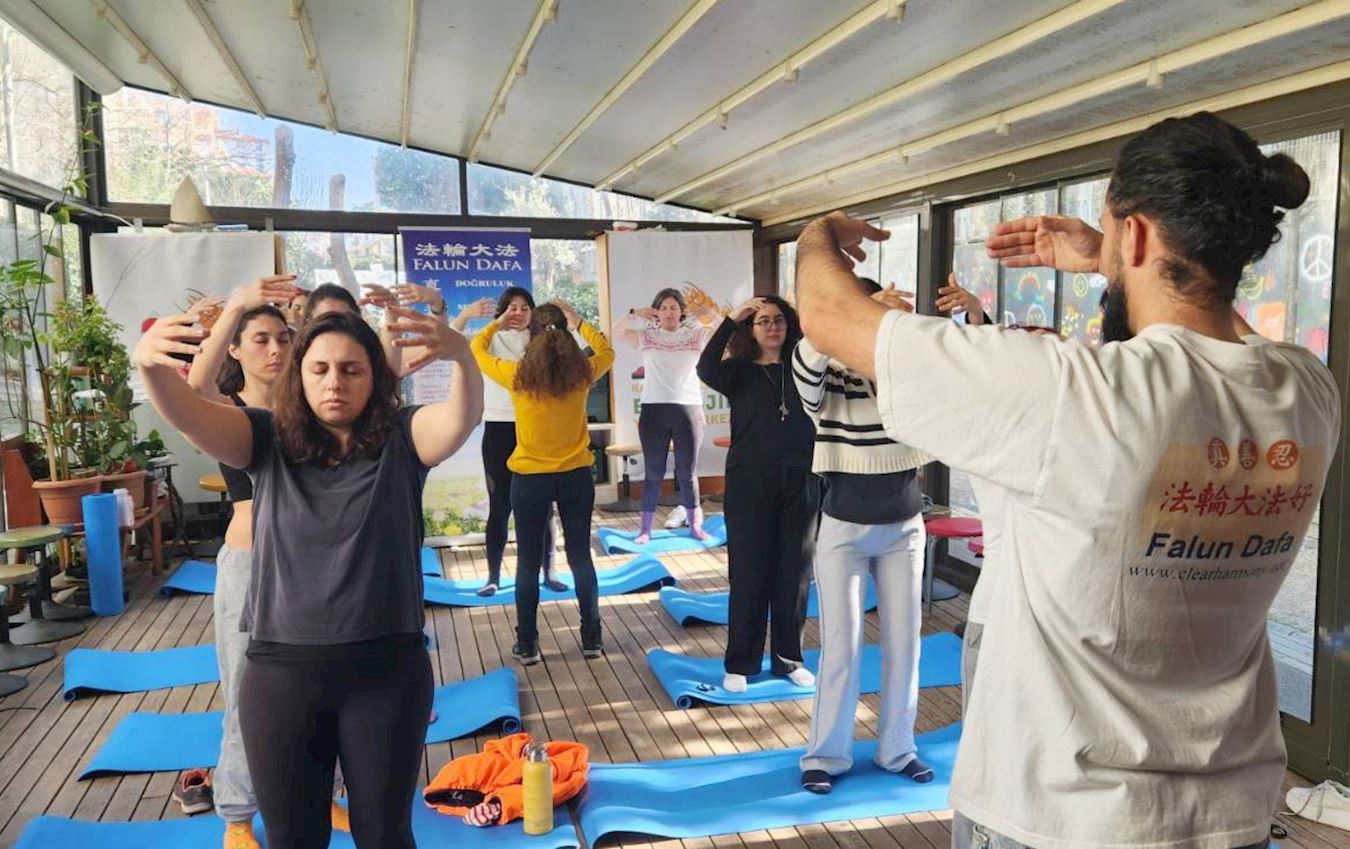 '图2:二零二四年三月十日,法轮功学员在伊斯坦布尔(Istanbul)卡德柯伊(Kadıköy)的生态生活中心举办法轮大法介绍会。图为到场的人们在学炼功法。'