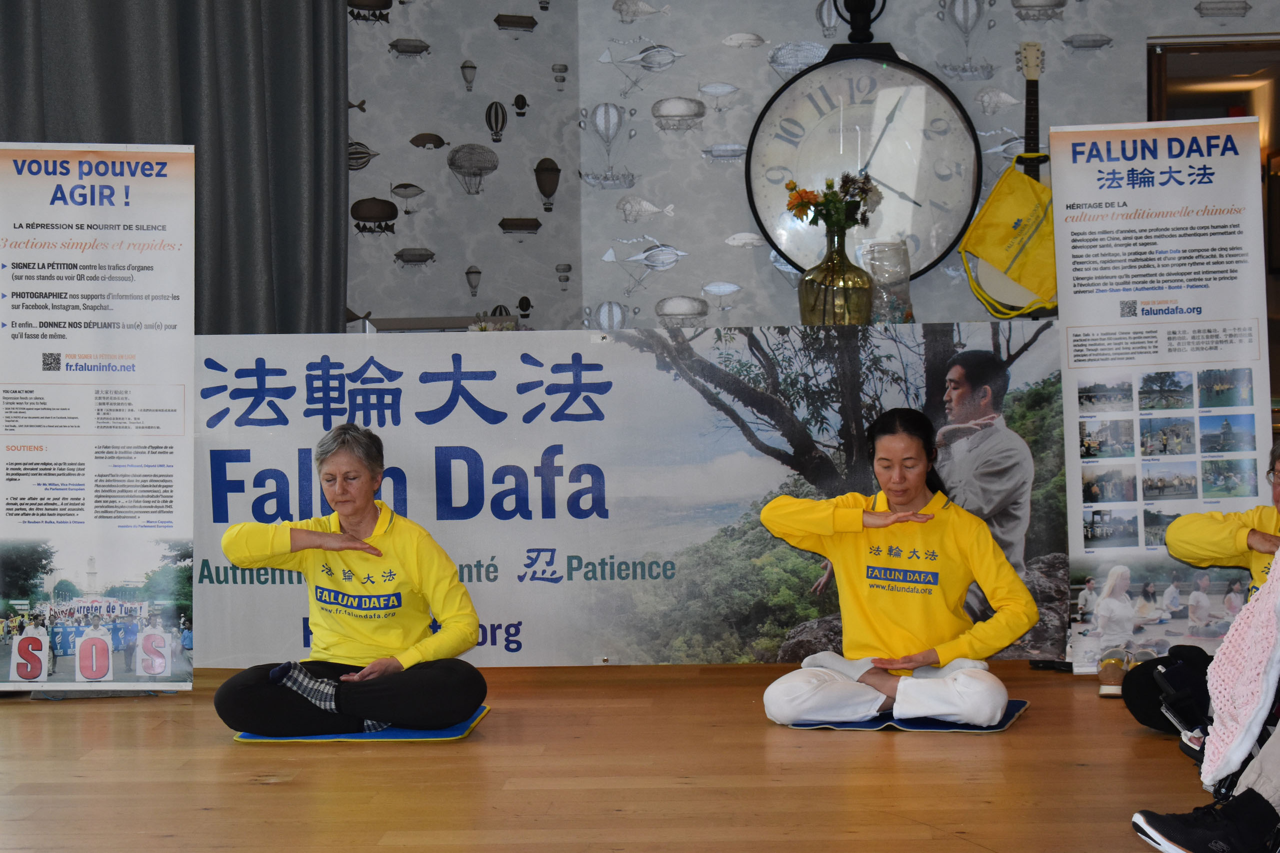 图3:法轮功学员在博索莱尔别墅老人院演示法轮功第五套功法。