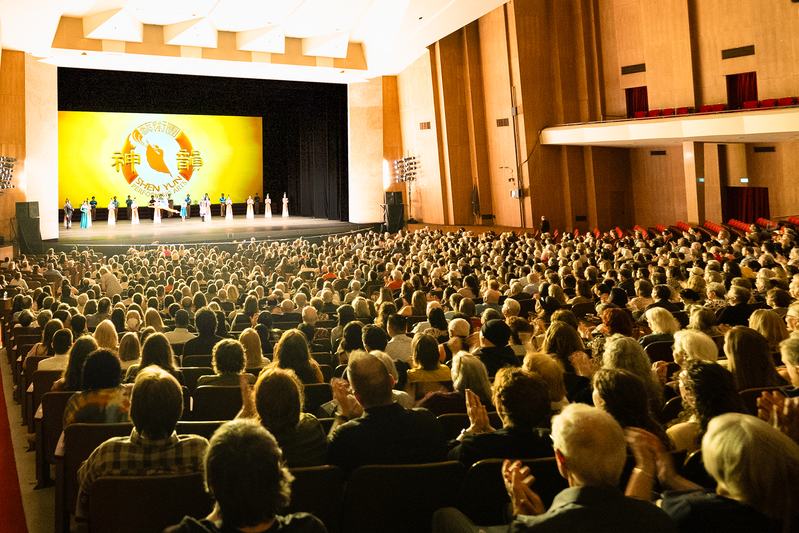 图4:二零二四年三月十四日至十七日,神韵巡回艺术团在美国俄勒冈波特兰凯勒剧院上演了五场演出。图为三月十六日下午场演出的谢幕照。(大<span style='max-width:0px!important;margin-left:-4px;color:#eee!important;'>.</span>纪<span style='max-width:0px!important;margin-left:-4px;color:#eee!important;'>.</span>元<span style='max-width:0px!important;margin-left:-4px;color:#eee!important;'>;</span>)