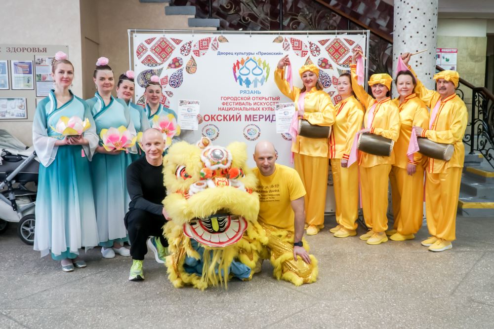 '图:二零二四年二月十八日,俄罗斯学员第五次参加了梁赞(Ryazan)市政府举办的奥卡子午线民族文化节,与人们分享法轮功的美好。'