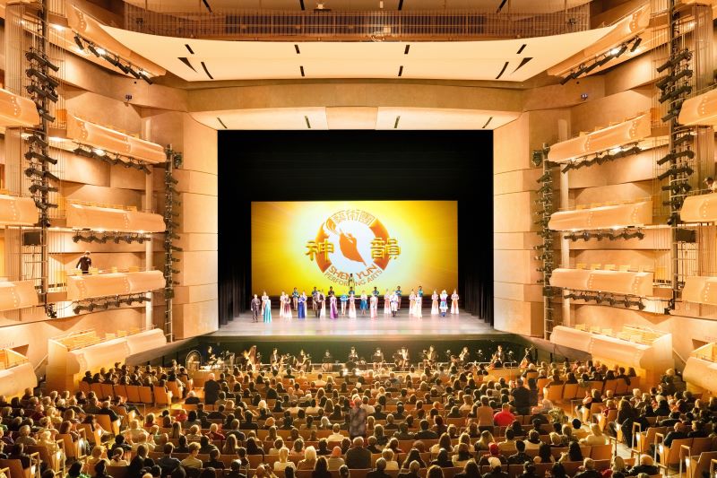 图3:二零二四年四月七日,神韵国际艺术团在加拿大多伦多四季表演艺术中心(Four Seasons Centre for the Performing Arts)的八天十场演出圆满落幕。(大<span style='max-width:0px!important;margin-left:-4px;color:#eee!important;'>.</span>纪<span style='max-width:0px!important;margin-left:-4px;color:#eee!important;'>.</span>元<span style='max-width:0px!important;margin-left:-4px;color:#eee!important;'>;</span>)