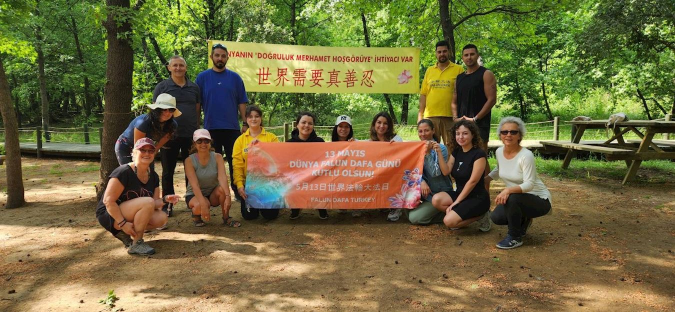 '图3:学功的民众和法轮功学员们合影留念'