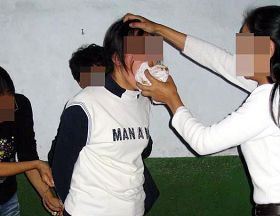 '酷刑演示:用毛巾、拖把布等捂嘴'
