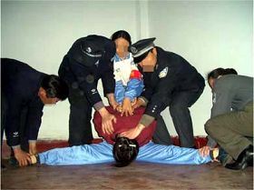 '酷刑演示:劈腿'