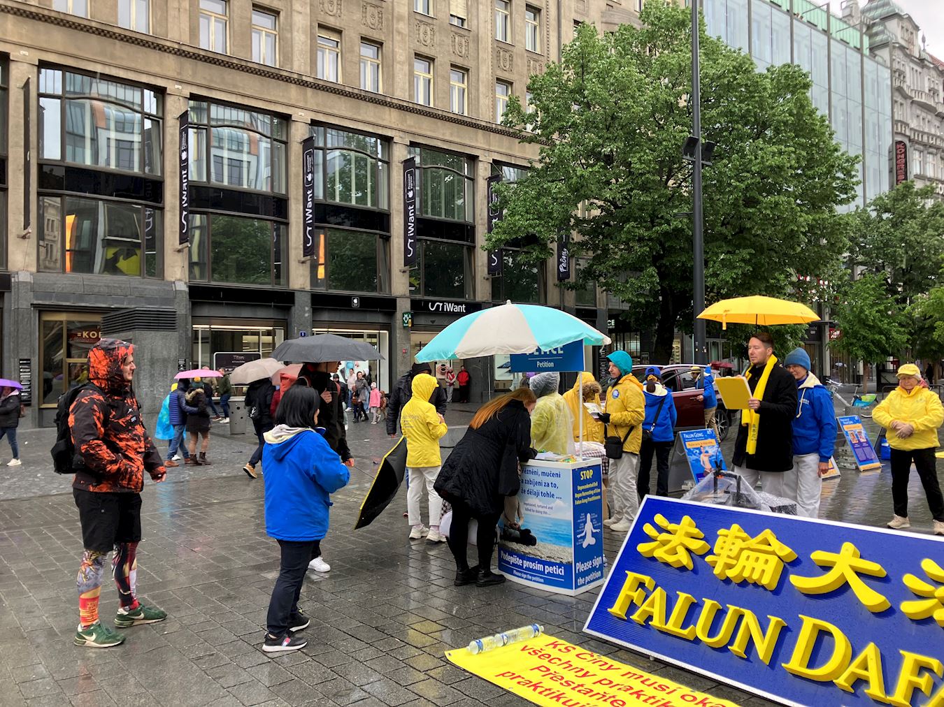 '图1~4:法轮功学员在布拉格瓦茨拉夫广场举办活动,纪念法轮功学员四。二五在北京和平上访二十五周年。'