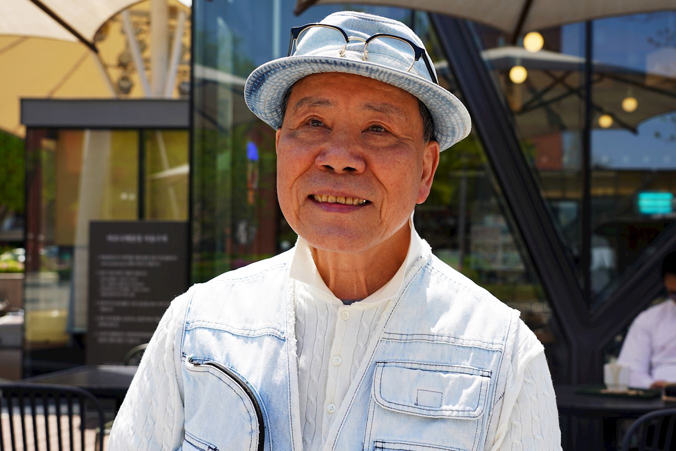 '图9:大学路马罗尼埃公园观赏天国乐团演出的资深艺术家Park Donghwa'