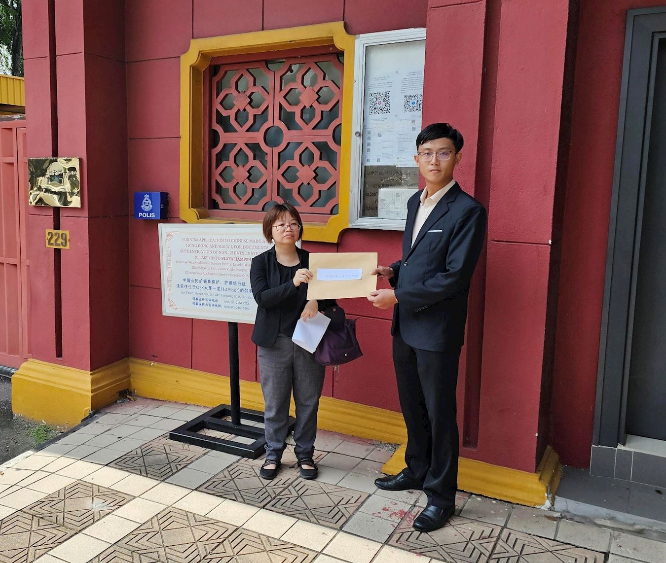 '图4:法轮功学员代表到中共驻马大使馆递交抗议信。'