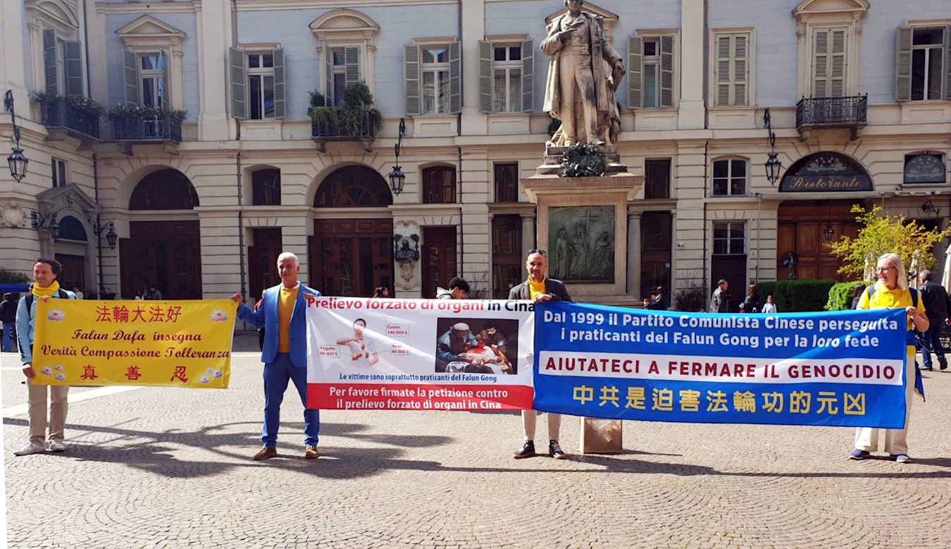 '图3:四月二十五日法轮功学员在都灵(Torino)的卡里尼亚诺广场(Piazza Carignano),纪念逾万名法轮功学员北京和平上访二十五周年。'