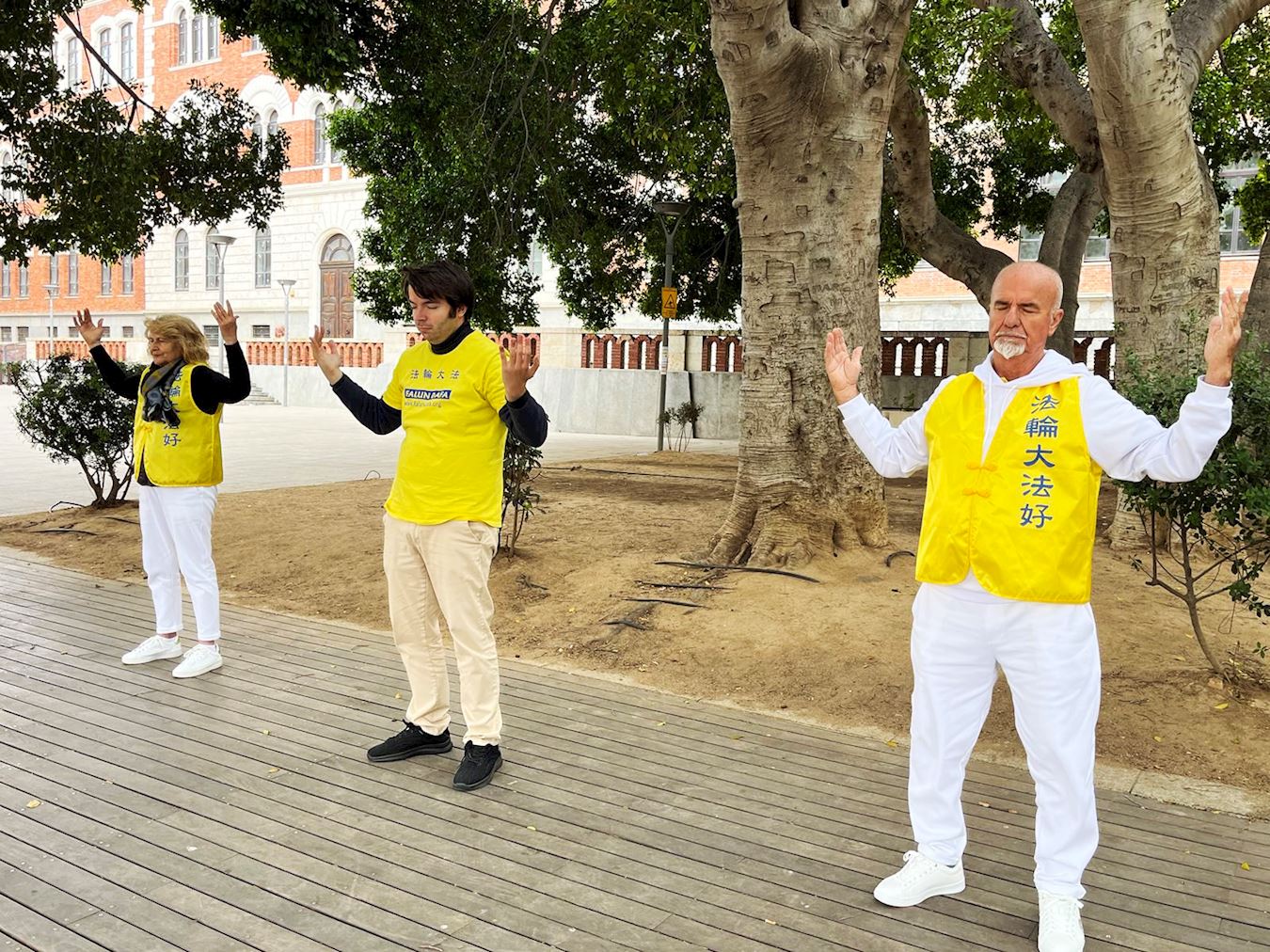 '图5:四月二十五日当天,法轮功学员在意大利撒丁岛(Sardegna)首府卡亚利(Cagliari)加里波第广场炼功。'