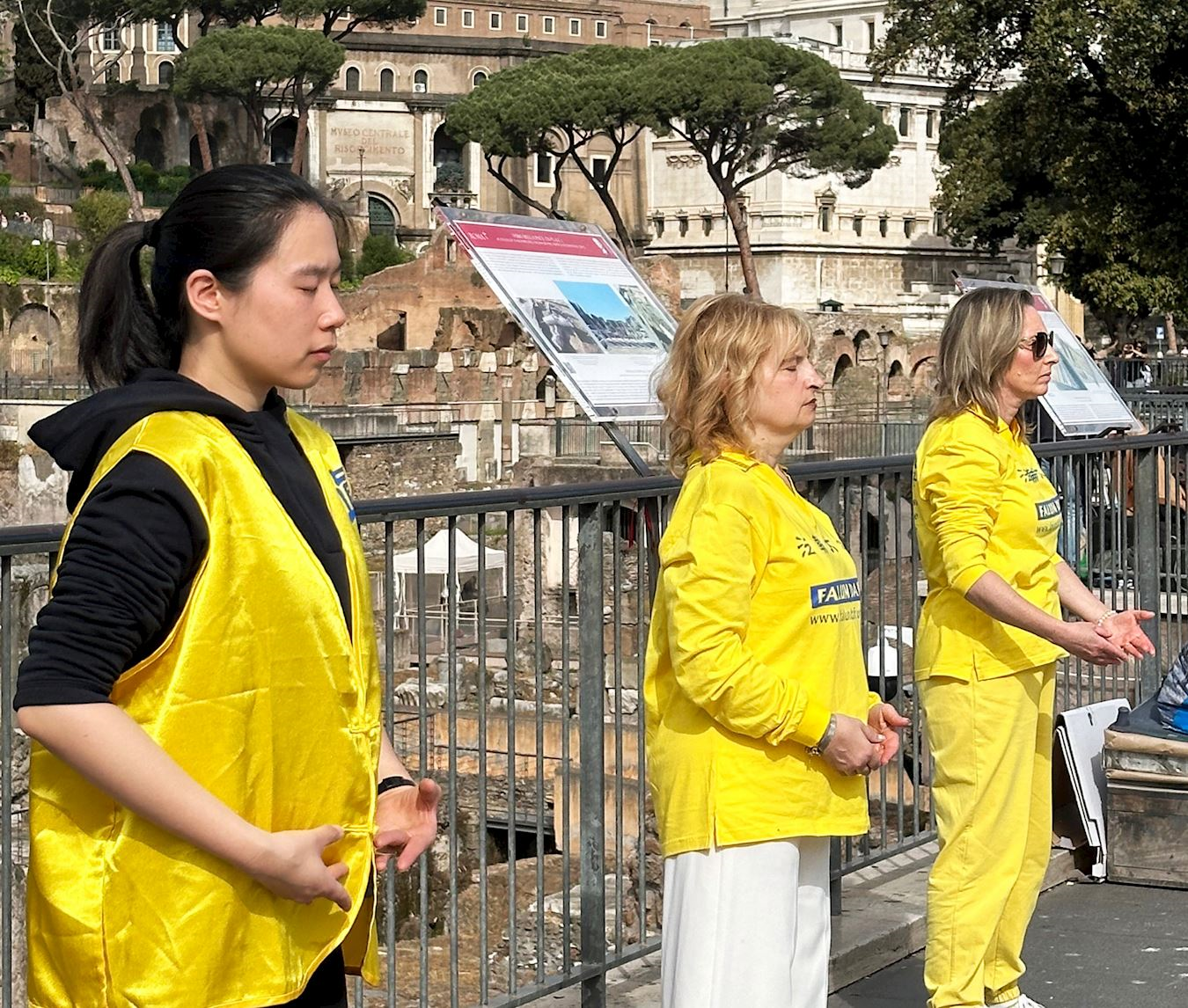 '图8~10:四月二十七日上午,罗马法轮功学员在著名的罗马古迹景区帝国大道和平寺一侧炼功。'