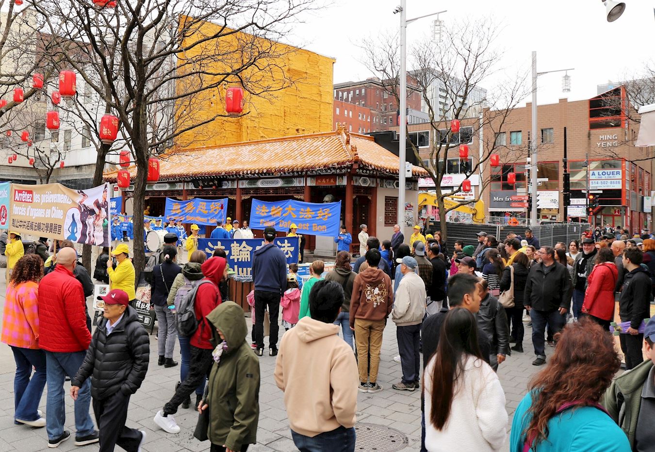 '图1~2:二零二四年四月二十八日,蒙特利尔部份法轮功学员在市中心唐人街举行集会,纪念“4‧25”万名法轮功学员和平上访二十五周年 。'