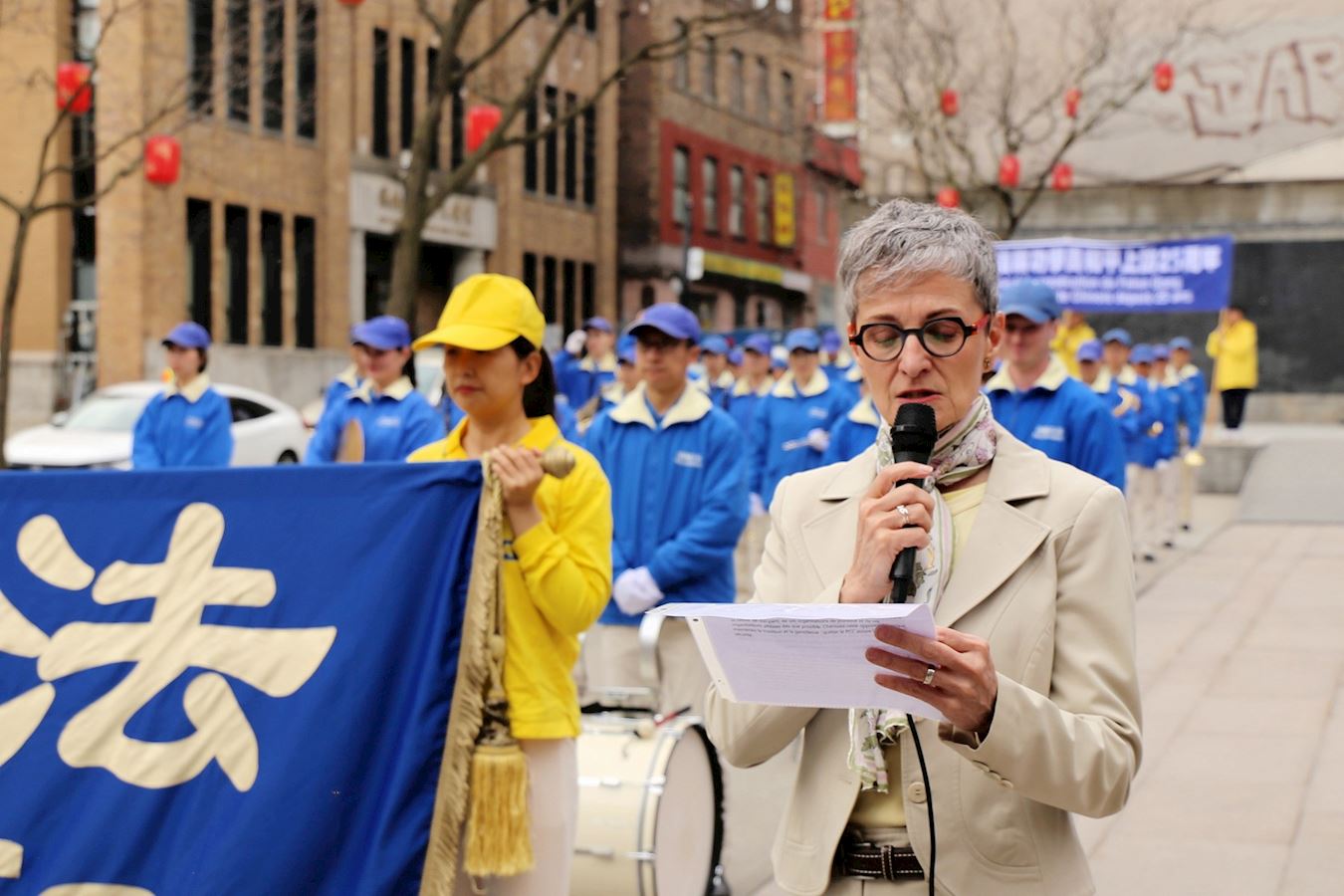 '图3:法轮功学员代表用中、英、法三种语言发言,还原“4.25”历史真相。'