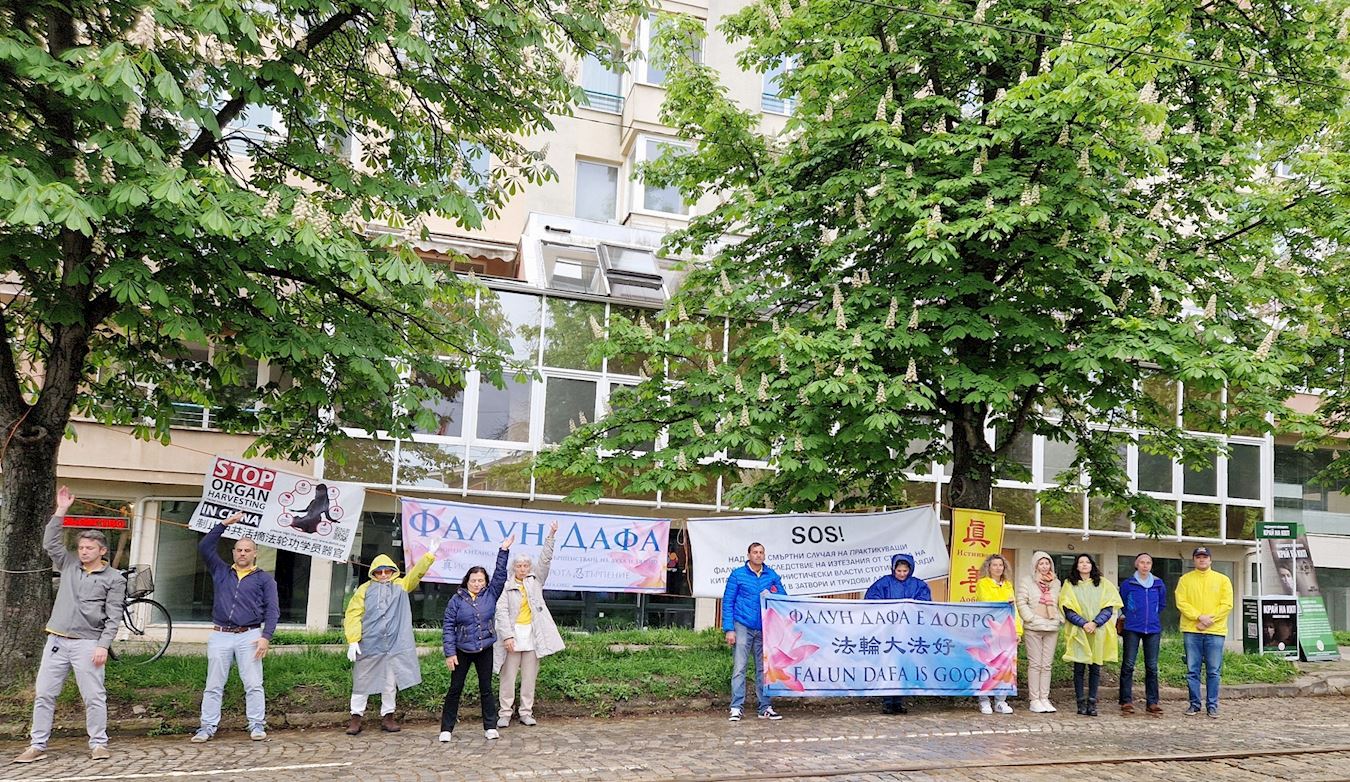 '图2:法轮功学员在中共使馆对面集体炼功。'
