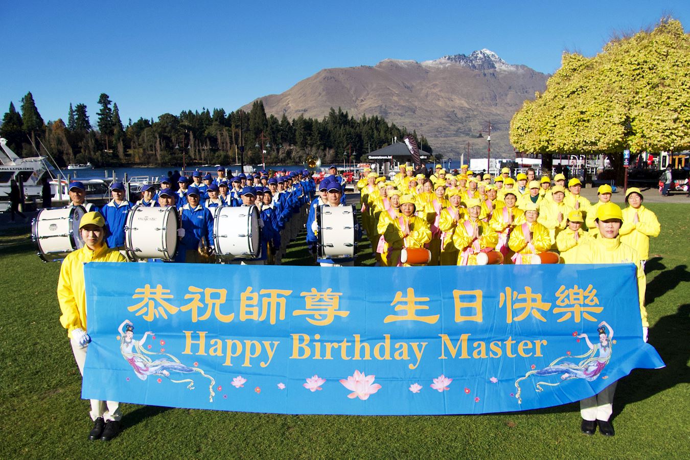'图1:二零二四年四月二十八日,部份法轮功学员在新西兰皇后镇(Queenstown)恭祝师尊华诞暨世界法轮大法日。'