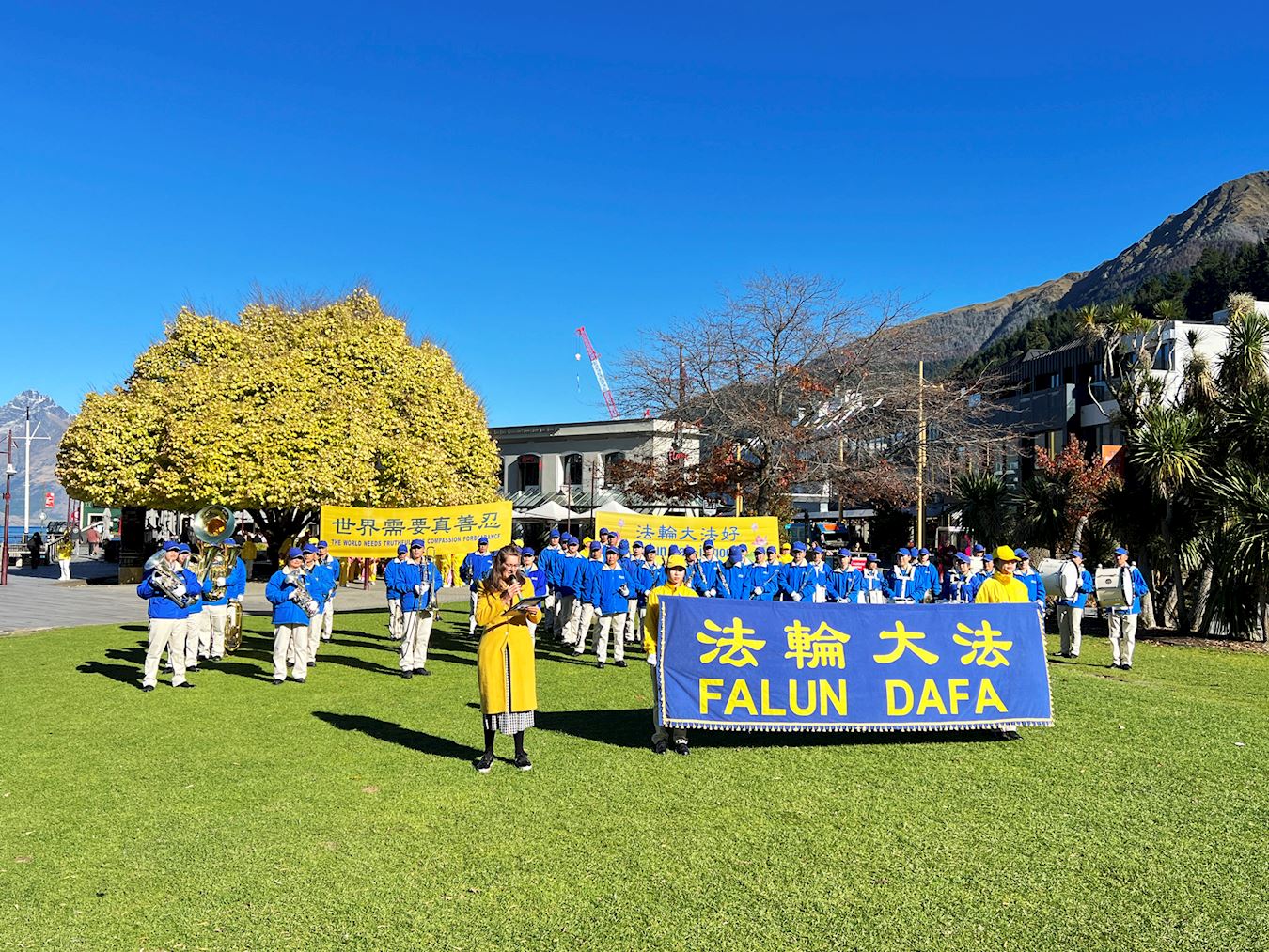 '图2:二零二四年四月二十八日,部份新西兰法轮功学员在皇后镇(Queenstown)厄恩斯劳(Earnslaw)公园,庆祝即将到来的世界法轮大法日。'