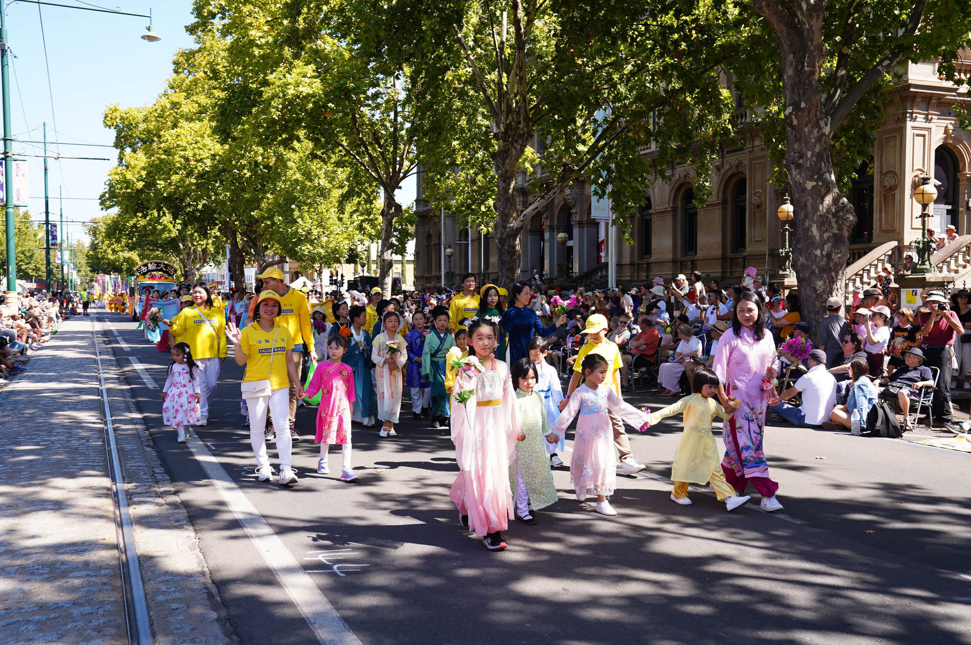 图1~11:二零二四年三月三十一日,法轮功学员受邀参加了澳大利亚本迪戈(Bendigo)举行的复活节盛装大游行(Easter Gala Parade),丰富多彩的表演受到民众和游客欢迎。