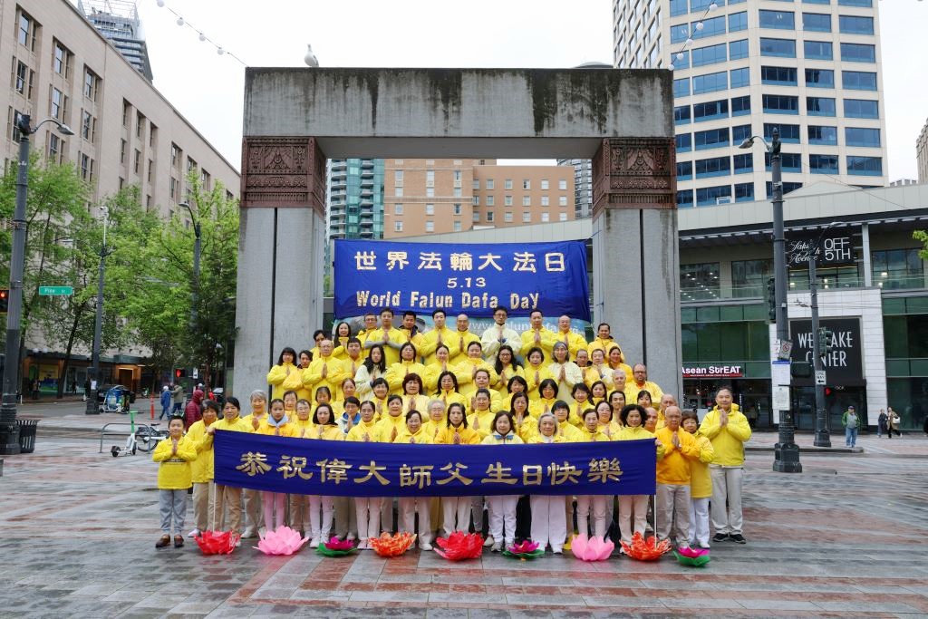 图1:二零二四年五月五日,西雅图部分法轮功学员在西雅图市中心的西湖公园庆祝第二十五届世界法轮大法日,并恭贺法轮功创始人李洪志大师华诞。