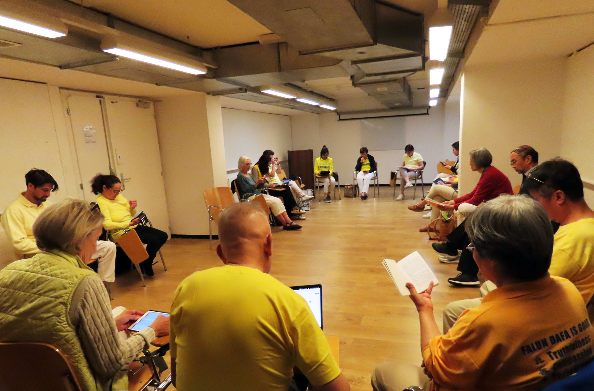 图4:法轮功学员们集体学法,分享修炼体会。