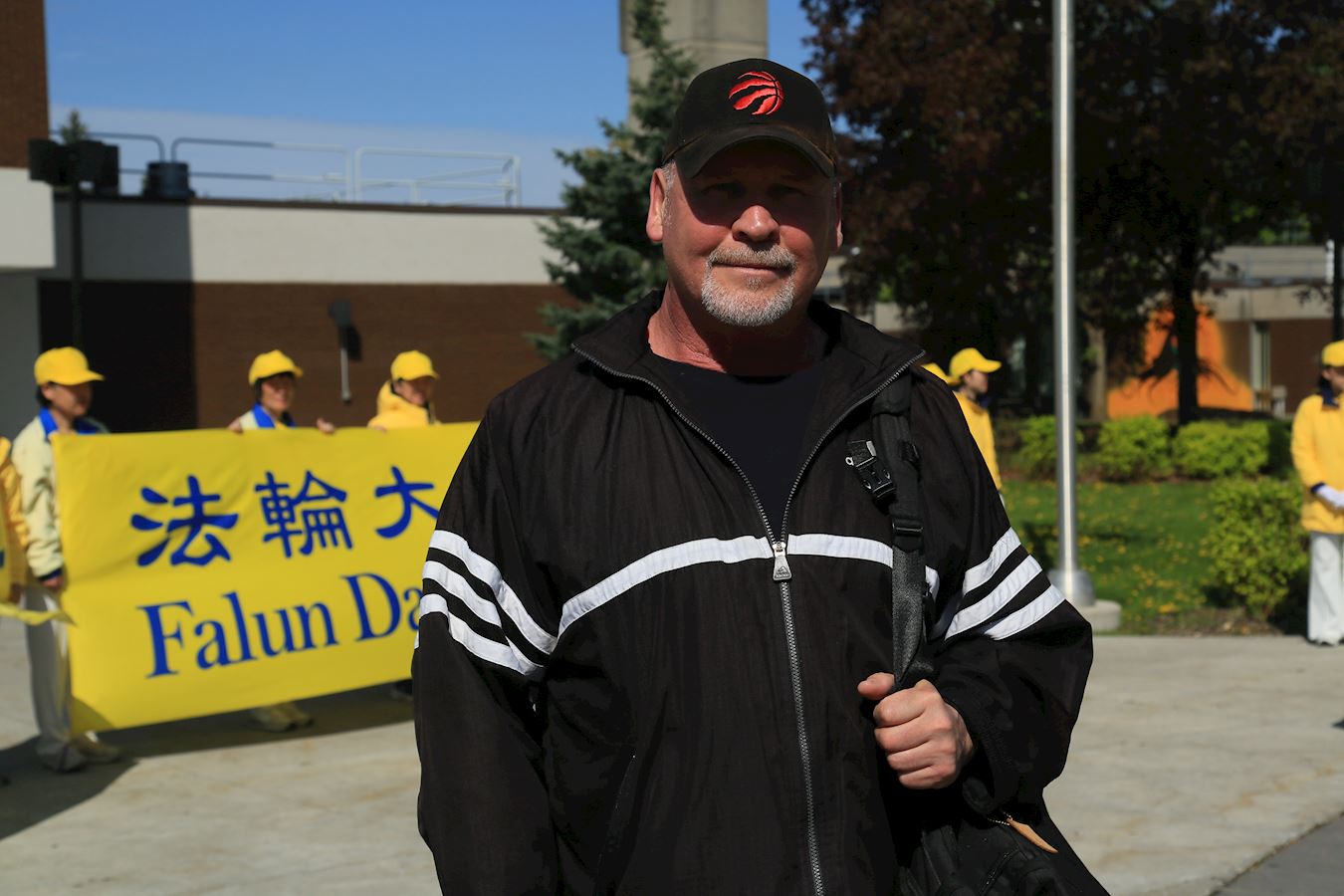 '图6:康沃尔居民弗莱德·罗伯茨(Fred Roberts)认为,法轮大法洪传世界是好事。'