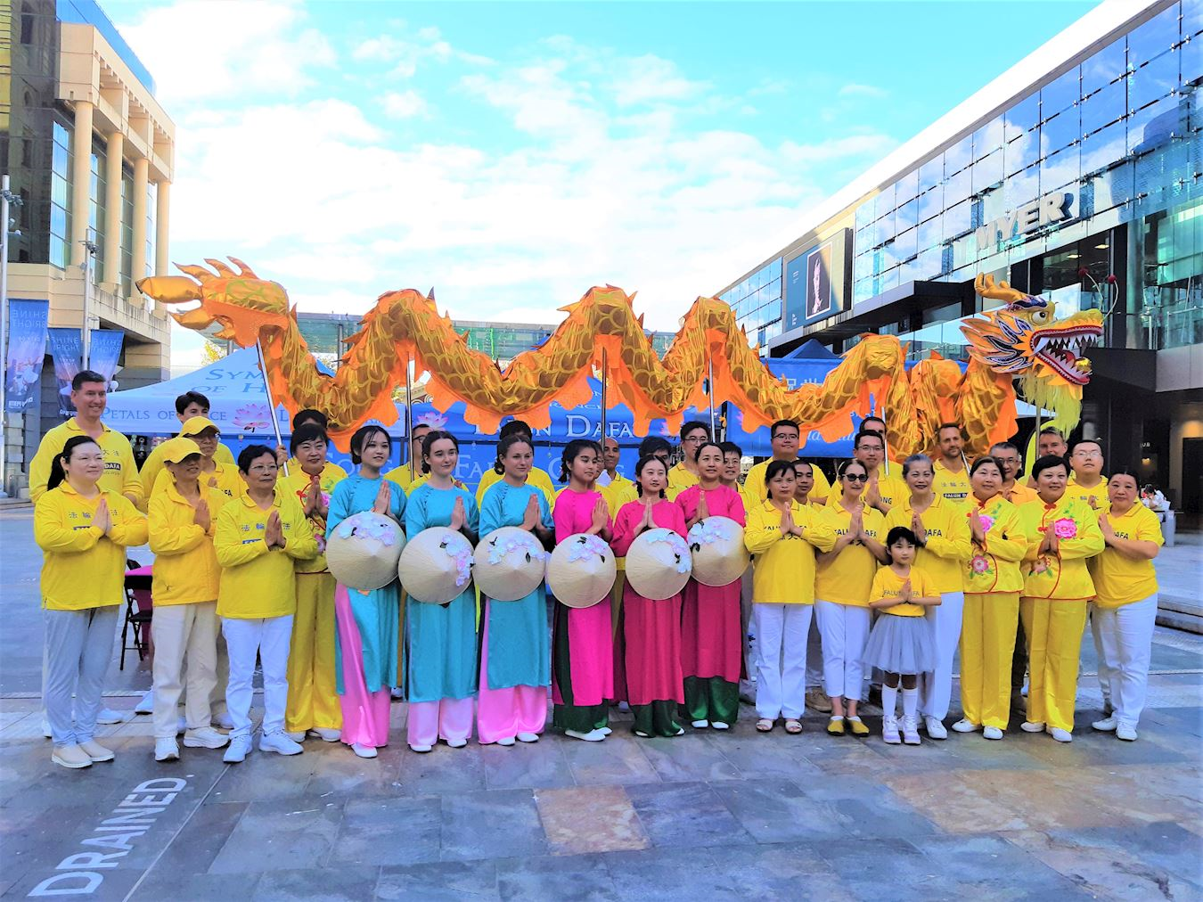 '图5:二零二四年五月十一日,西澳法轮功学员在珀斯市中心举行庆典活动,欢庆第二十五届“五·一三”世界法轮大法日、大法弘传世界三十二周年,并恭贺法轮功创始人李洪志师父华诞快乐。'