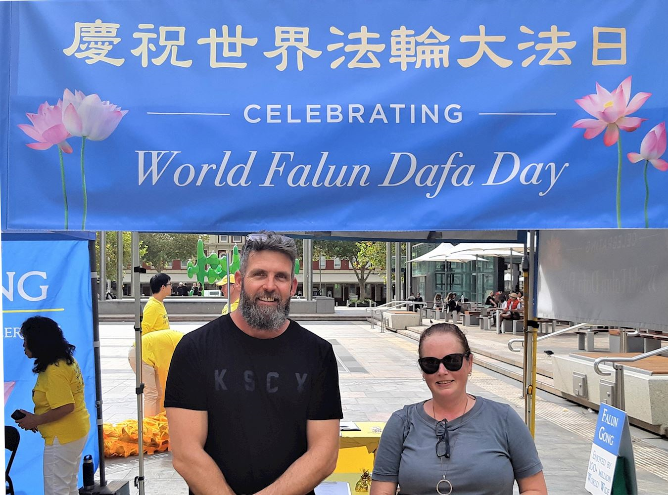 '图8:莎拉·库塞尔(Shara Kucel )(右)和亚当·肖(Adam Shaw)(左)很高兴能了解法轮大法。'
