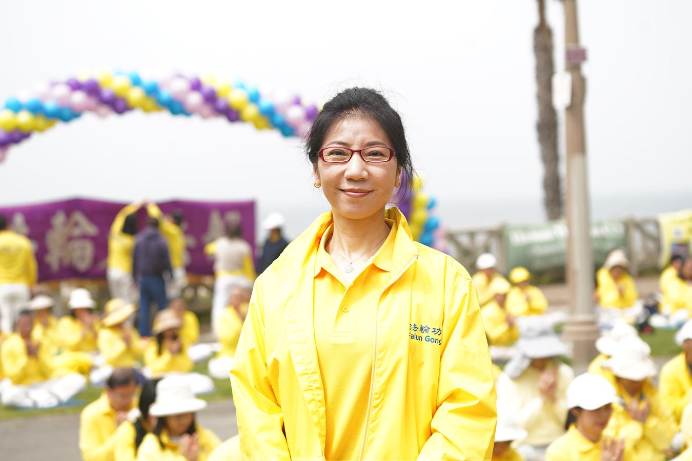 '图11:法轮功学员李女士:“希望在当今的乱世中,能有更多的世人来了解法轮大法、看看《转法轮》这本宝书。”'