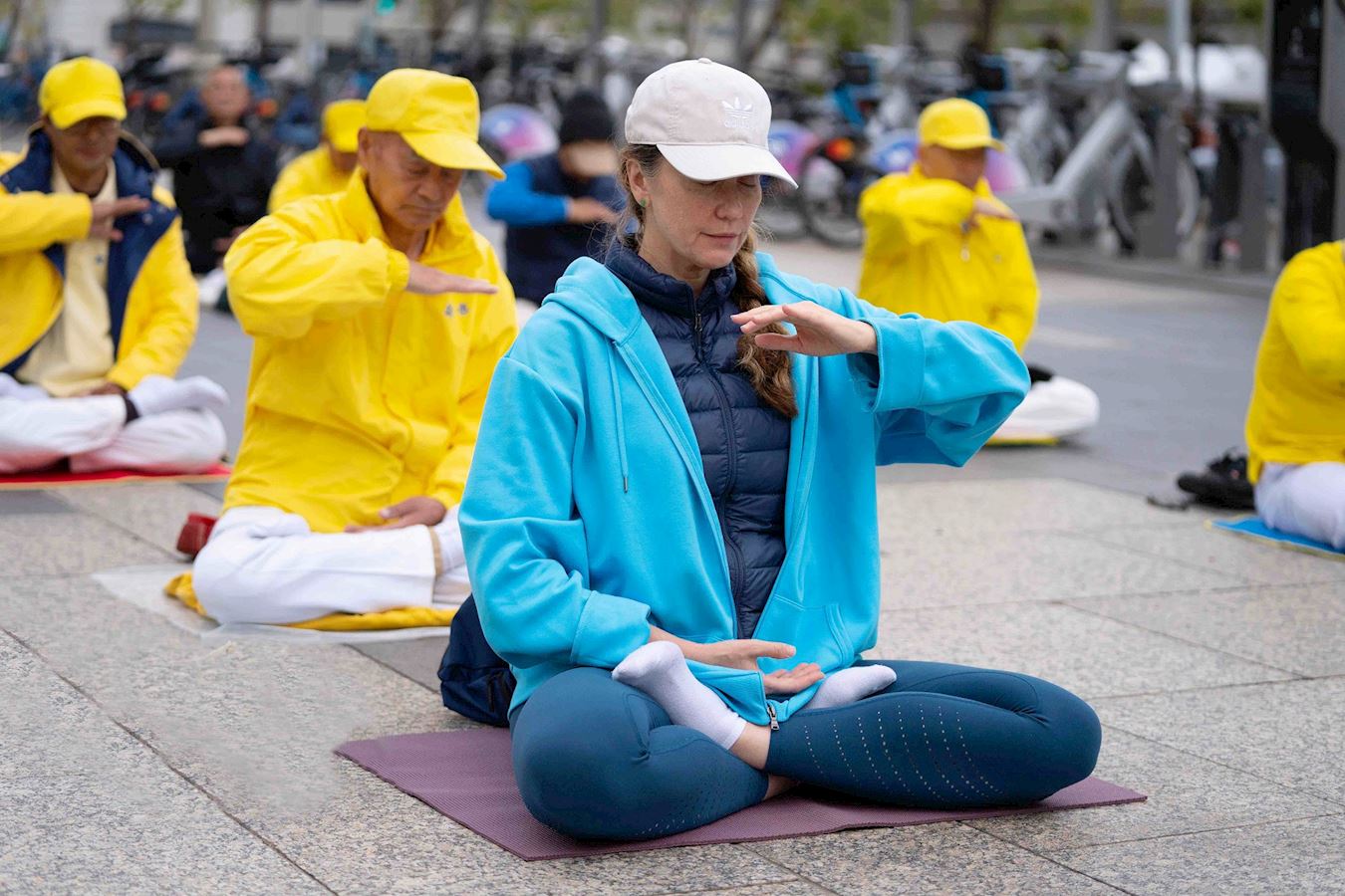 '图1~3:二零二四年五月十八日,法轮功学员在旧金山渡轮大厦前广场举行集体炼功。'