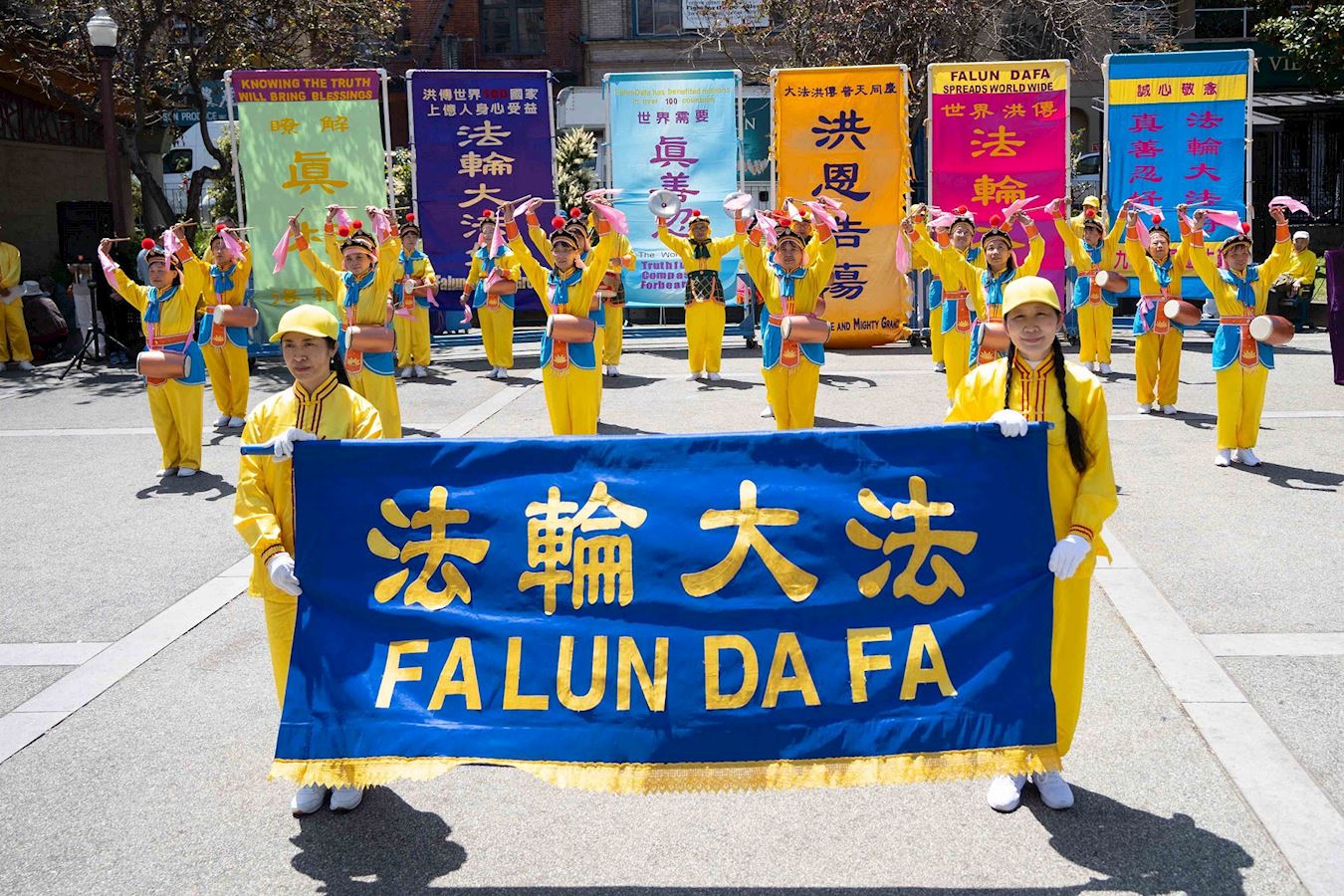 '图10:法轮功学员腰鼓队表演。'