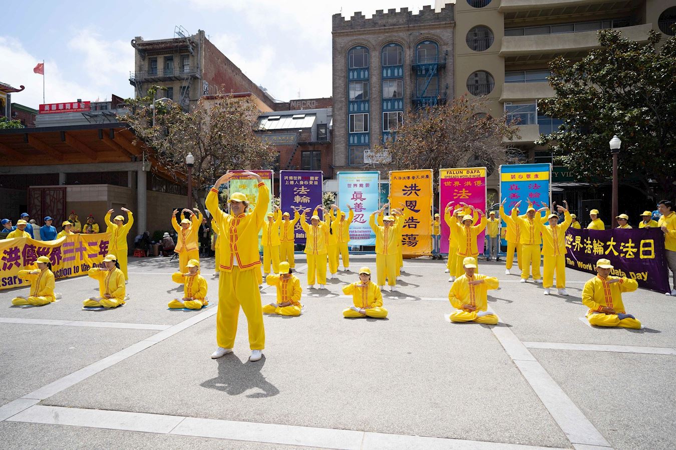 '图11:法轮功学员表演功法。'
