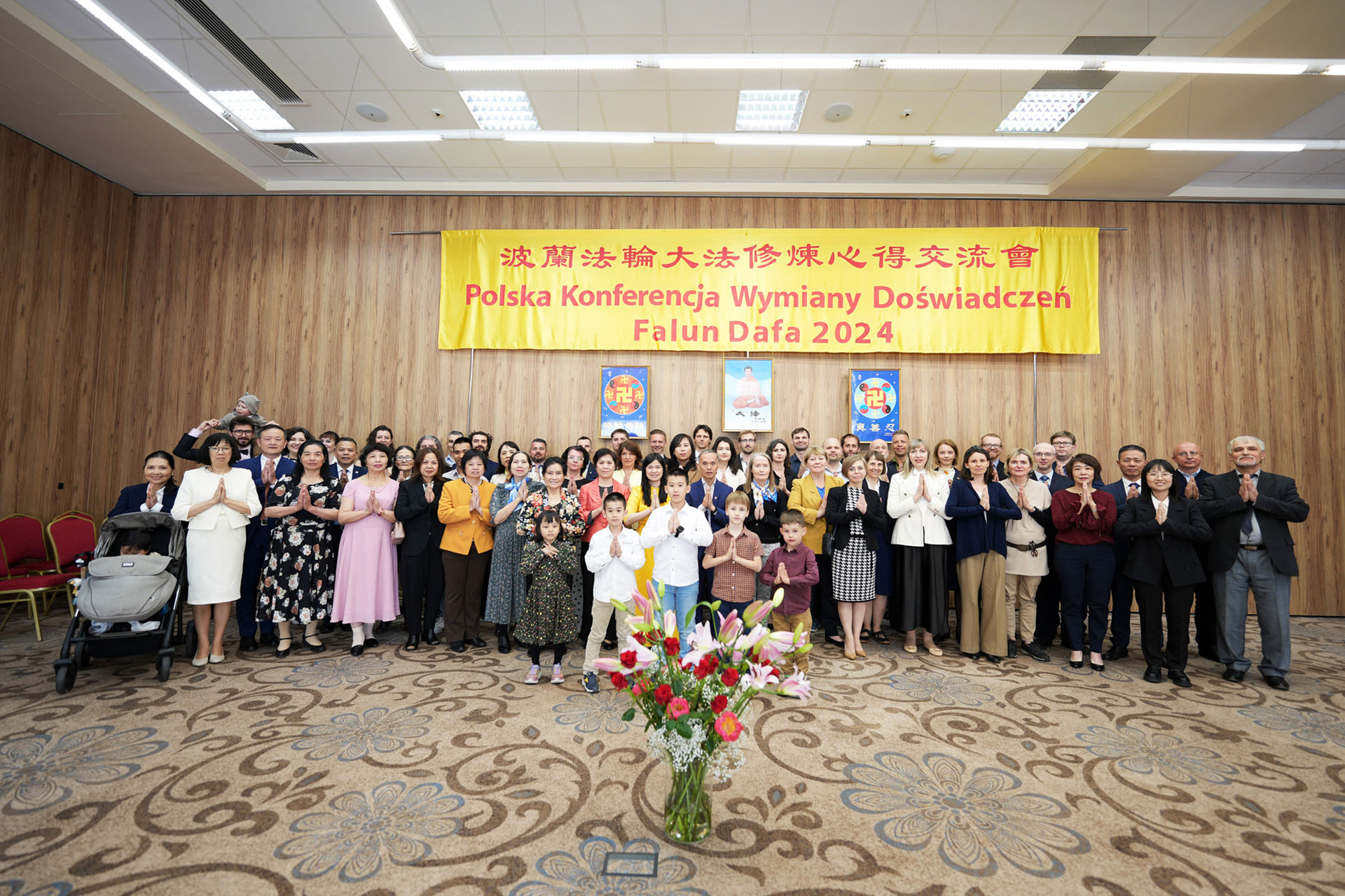 图1:波兰法轮功学员恭祝师尊华诞,庆祝第二十五届世界法轮大法日暨大法弘传世间三十二周年