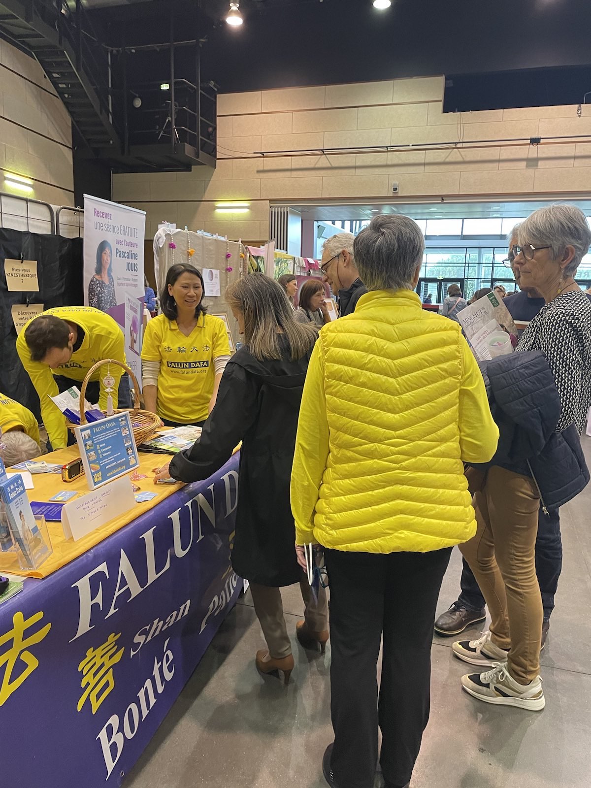 图5:很多民众在展览会上驻足法轮功学员的展位,了解法轮功