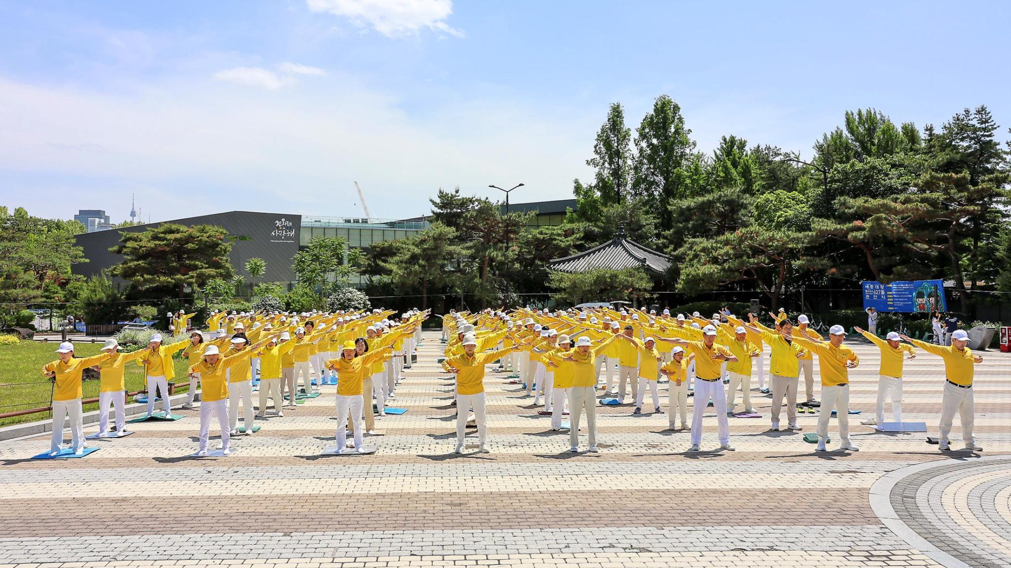 图1~3:韩国首尔大法弟子在青瓦台前炼功庆祝世界法轮大法日及恭祝师尊生日快乐